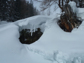 eiszapfen mit  schneeverwehungen